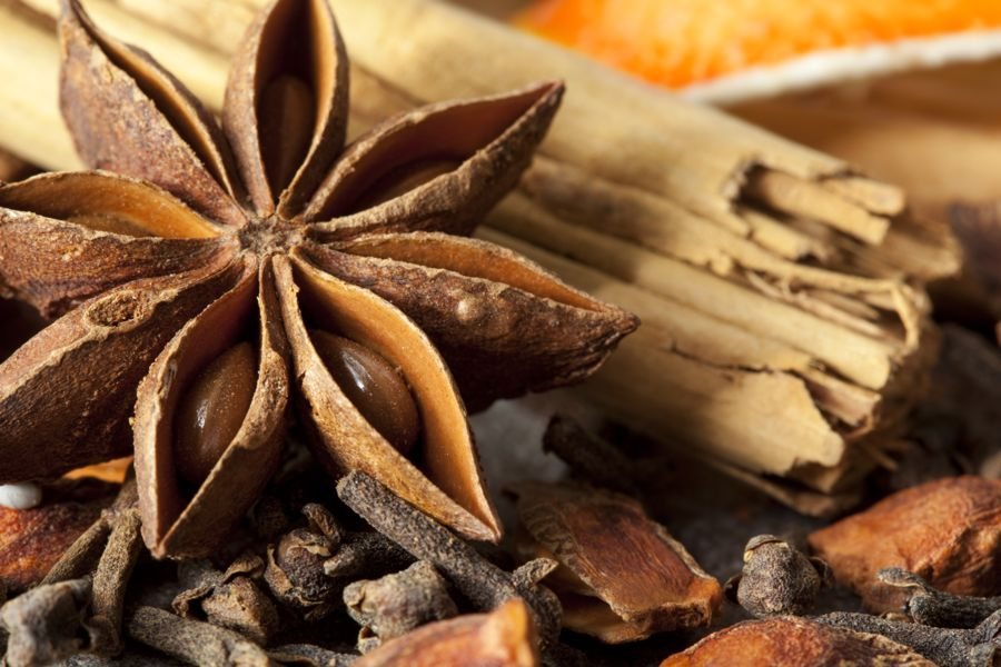 Whole cloves with star anise and a cinnamon stick